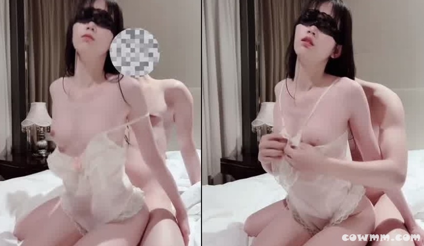 最新罕见极品天花板小萝莉▌粉色情人▌首次露出俏脸美极啦！淑女装做最淫荡的事 后入娇乳小粉升天