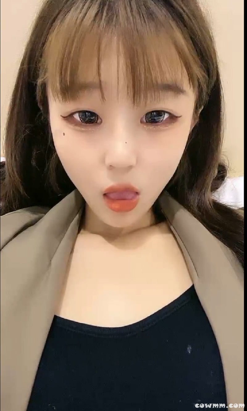 青澀超嫩18蘿莉嫩妹被炮友狂操，慢慢脫光光小小奶子，口活還很生疏