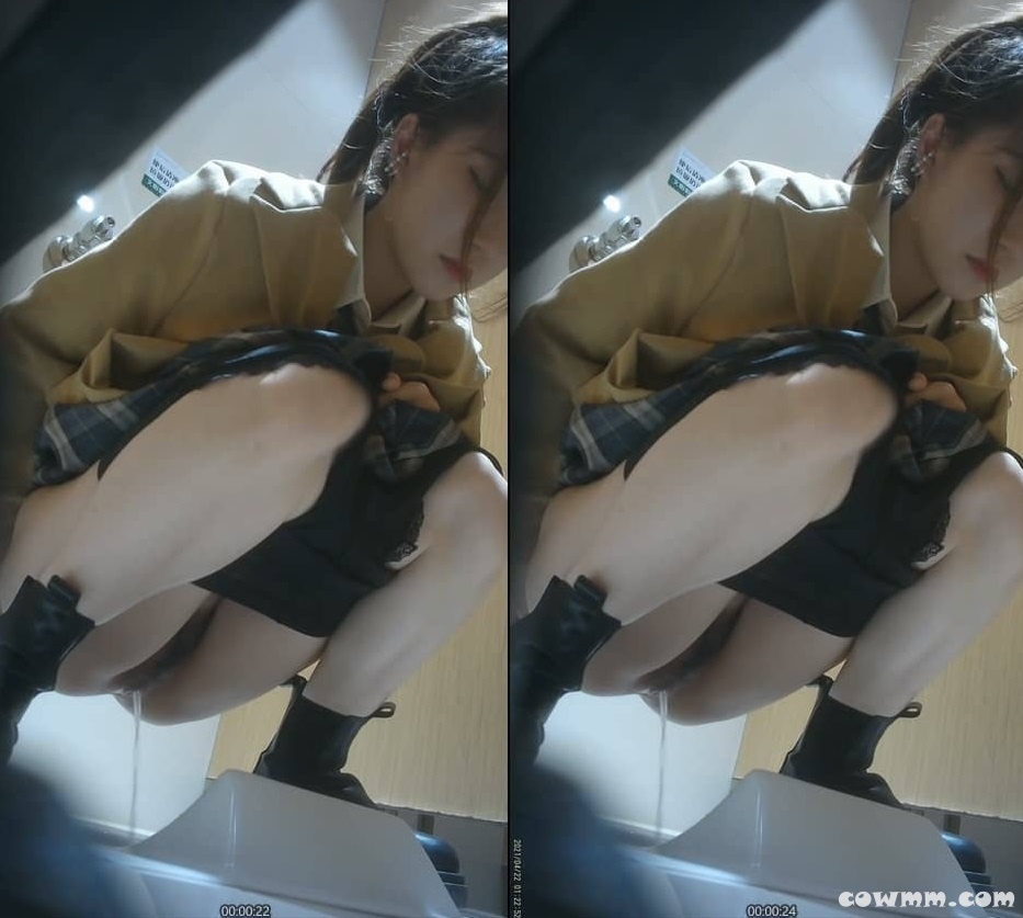 零距離欣賞自帶媚骨絕色小萌妹,鮮紅的無毛小圓穴讓人瘋狂