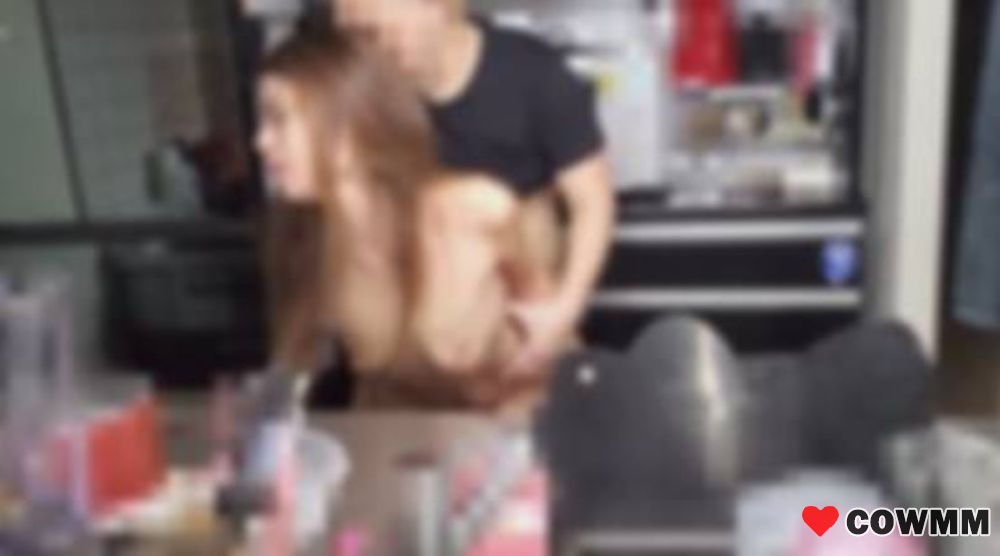 FC2-PPV-2439190 她的丈夫沒有回傢…一位年輕的妻子被闖入她與女兒居住的傢中，並被兩個陌生人的雞巴強姦，她尖叫著，好像她已經放棄瞭。